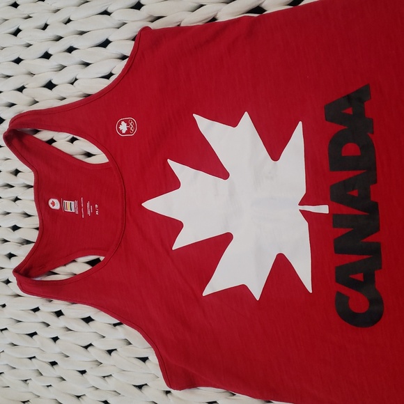 Official Outfitter Hudson Bay Tops - Hudson's Bay xsmall CANADA  Top with Maple Leaf Design
